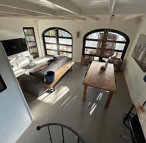 Have A Stay! - Bijsaar *